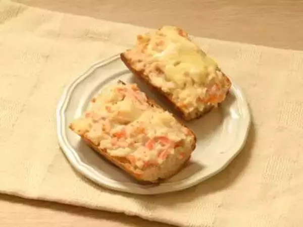 ポテサラのせて焼くだけ　5分で作れる総菜パン