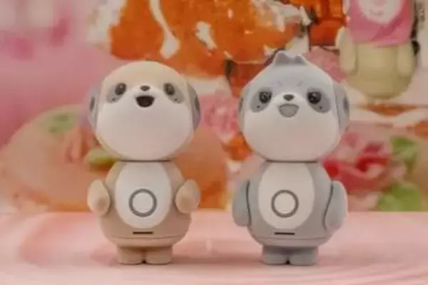 シャープ「ポケとも」新たなツンデレおれさまタイプ　AIロボ同士で会話も