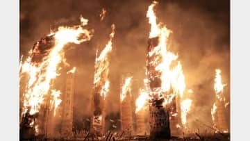 巨大な火柱22本が燃え上がる福島・須賀川「松明あかし」伊達政宗に滅ぼされた城主ら鎮魂に起源