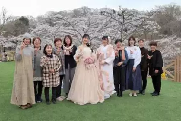 桜色のドレスで人生に彩りを　仙台の広告業者が「一目千本桜」の枝使って染色、フォトウエディング販売
