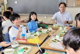 玉浦小で「牛たん食育教室」　宮城・岩沼市で利久の社員が授業