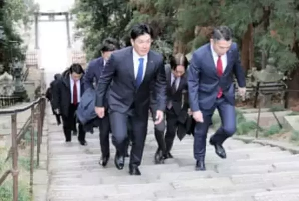 岡島球団アンバサダーらが塩釜神社を参拝　必勝と営業繁盛を祈願