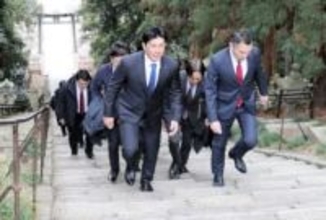 岡島球団アンバサダーらが塩釜神社を参拝　必勝と営業繁盛を祈願