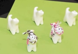 2月14日からの「犬っこまつり」前に、児童に細工プレゼント　秋田・湯沢市観光物産協会