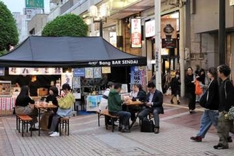 7月の「バンバルセンダイ」は仙台三越前に8本の七夕飾りを並べ、牛タン、クラフトビール提供