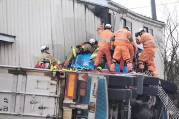 「石巻の民家に大型トレーラーが突っ込む　運転手の男性重傷」の画像