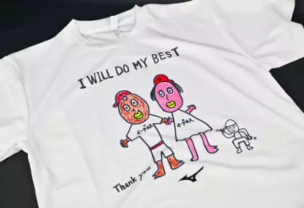 ＜ホイッスル＞東北楽天入団会見、マエケンが報道陣にTシャツ配布