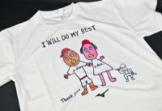 ＜ホイッスル＞東北楽天入団会見、マエケンが報道陣にTシャツ配布