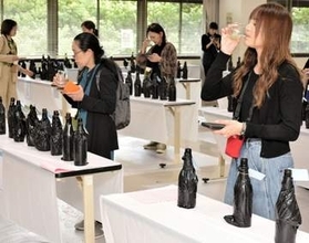 日本酒300点を女性が審査　仙台で「美酒コンクール宮城大会」　利き酒師らが香りや味わいを評価