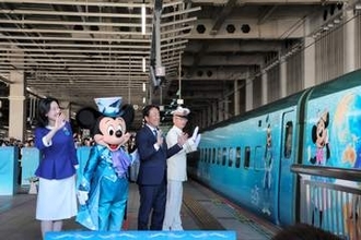 「きらめく深い青」まとった新幹線、仙台から出発進行　東京ディズニーシー25周年記念の特別列車