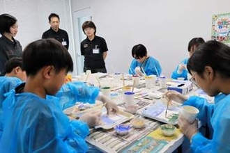 「絵の具よりネチョネチョして楽しい」仙台・レンテック、小学生の左官体験を積極的に受け入れ