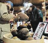 「ホッキ貝やアンコウ、アナゴ…震災を乗り越えた東北の水産物、味わって　仙台・卸町市場で試食会　振る舞いのほっき飯も」の画像1