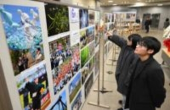 写真で今年を振り返る　仙台の河北新報社本社で報道写真展