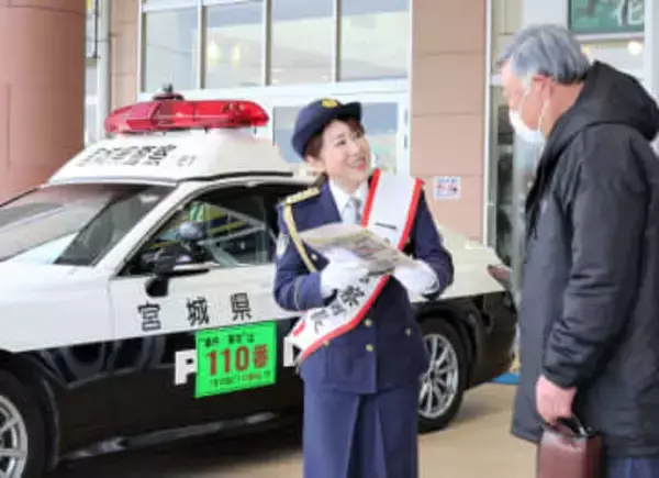 「困ったときは110番～」宮城・登米の演歌歌手藤原彩代さんが一日署長　登米小ではトメルンダーが児童にクイズ