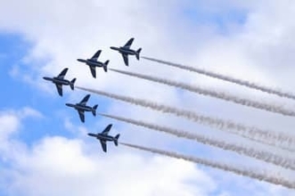 「ブルーインパルス」創隊30年　航空自衛隊松島基地でアクロバット飛行を披露