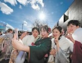 青空も背景に主役は私たち　仙台ではたちの集い