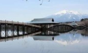岩木山望む「鶴の舞橋」　改修終えてお披露目　床板をスギ材にし、耐震性も高める　青森・鶴田