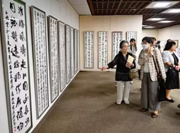 墨痕鮮やか　来場者魅了　仙台で河北書道展開幕