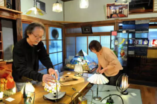 ガラスの美しさを広々空間で楽しんで　古民家改修しギャラリー増床　仙台のステンドグラススタジオ「くらむぼん」