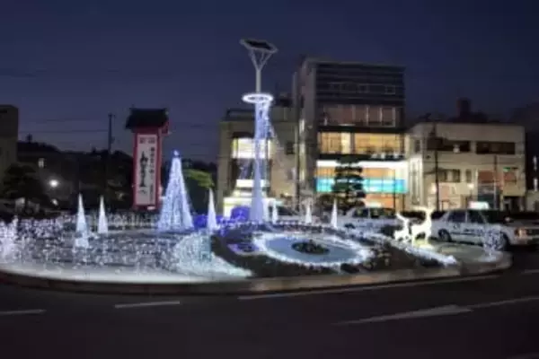 LEDイルミ点灯、駅前の花時計に彩り　宮城・塩釜のJR本塩釜駅前　市内では新酒まつり開催中