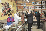 「うま年控え、一関・千厩の馬事資料館で大掃除　「歴史感じに来て」」の画像1