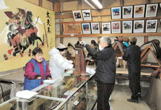 うま年控え、一関・千厩の馬事資料館で大掃除　「歴史感じに来て」