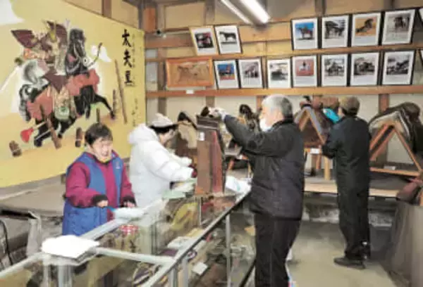 うま年控え、一関・千厩の馬事資料館で大掃除　「歴史感じに来て」