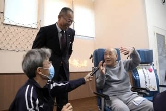 特養入居者にクリスマスプレゼント　仙台トヨペットら4社が車いすを寄贈