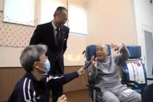 特養入居者にクリスマスプレゼント　仙台トヨペットら4社が車いすを寄贈