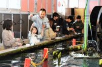 誰でも次々と釣れます　「室内釣り堀　釣物語」にぎわう＜まるっと仙台・荒井＞