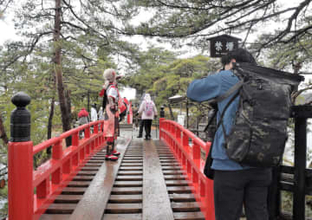 コスプレイヤー100人が日本三景「松島」に集結「観光地でのイベント開催は少なく非常に楽しい」