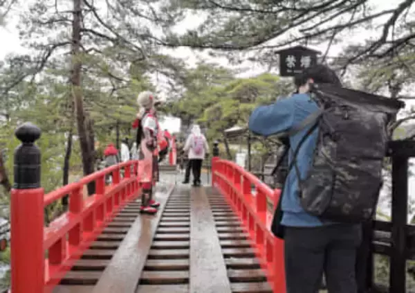 コスプレイヤー100人が日本三景「松島」に集結「観光地でのイベント開催は少なく非常に楽しい」