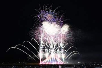 秋田「大曲の花火」1万8000発が晩夏の夜空彩る