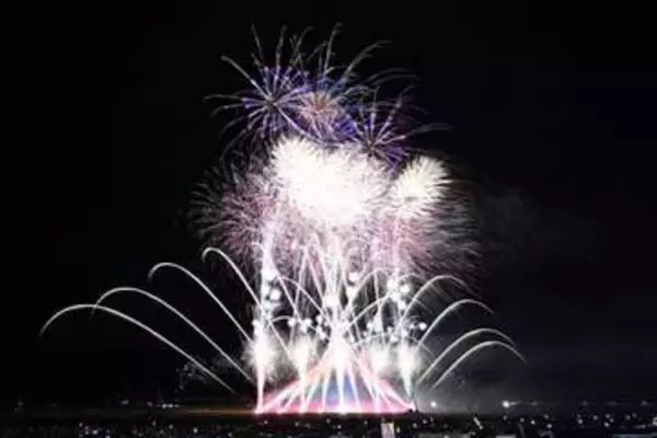 秋田「大曲の花火」1万8000発が晩夏の夜空彩る