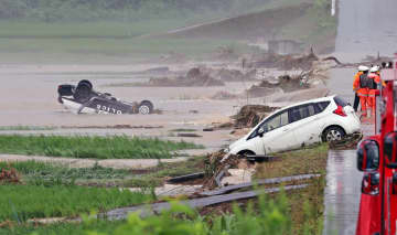 パトカー流されたか、警察官2人不明　山形・新庄　大雨被害の警戒中