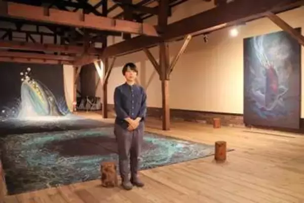 深い青基調に生物や自然を荘厳に　マタギ文化に関わる画家・永沢碧衣さんが個展　秋田・潟上のギャラリー