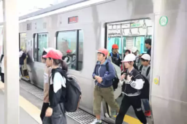 宮城・角田の横倉小4年生が、阿武急に乗って福島へ校外学習　利用促進のためバス移動から変更、初めて電車に乗る児童も