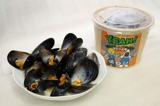 養殖ホタテ漁の厄介者が人気に　加熱したムール貝を振って食べる「ふりふりムール」　青森・平内のほたて広場で注目の的