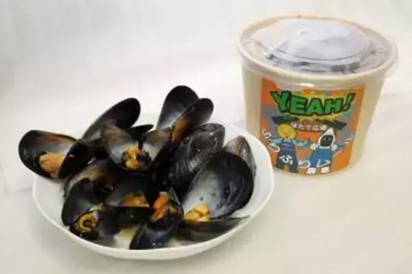 養殖ホタテ漁の厄介者が人気に　加熱したムール貝を振って食べる「ふりふりムール」　青森・平内のほたて広場で注目の的