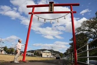 なぜそこに?田んぼ道に高さ5メートル「ポツンと鳥居」＜まるっと宮城・大河原＞