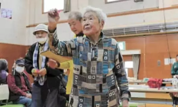 ダーツ歴5年のルーキーは99歳　仙台の林春江さん、大会で特別賞＜みちのく＞