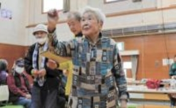 ダーツ歴5年のルーキーは99歳　仙台の林春江さん、大会で特別賞＜みちのく＞