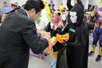 宮城・栗原でハロウィーン催し　放課後デイサービス利用の児童ら、仮装姿で地元の警察に感謝伝える　