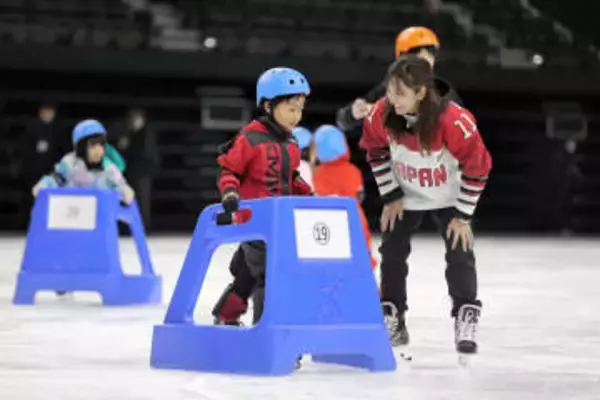 「氷の上で立てたよ」　仙台・ゼビオアリーナでスケート教室　元五輪選手が幼児に指導