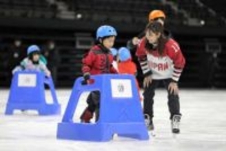 「氷の上で立てたよ」　仙台・ゼビオアリーナでスケート教室　元五輪選手が幼児に指導