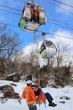 宮城・蔵王町のえぼしスキー場でゴンドラ救出訓練