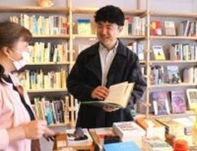 遠野物語の世界、身近に　古書店「河童ブックス」がオープン　元地域おこし隊の富川さん