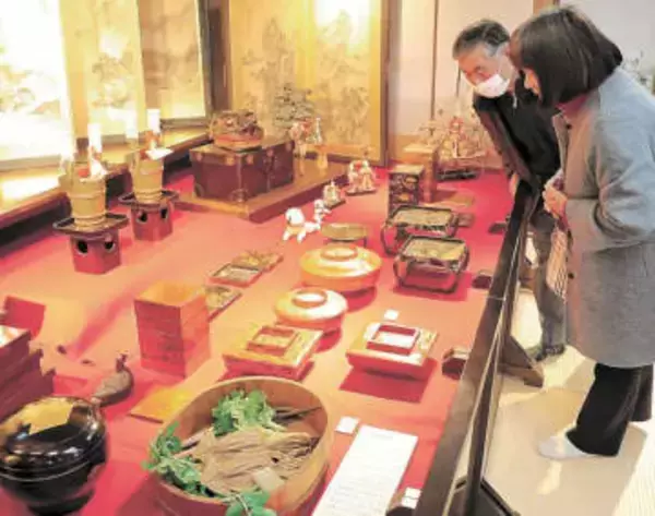 華やか豪商の正月　宮城・丸森の斎理屋敷で企画展　収蔵品の正月道具約50点が並ぶ
