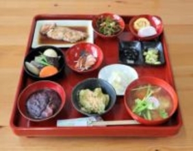 ヤマドリの肉入り雑煮や「あかか餅」　伝統のおせち本砂金御膳　宮城・川崎の地区住民が再現