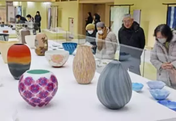 仙台三越で「日本伝統工芸展仙台展」開幕　日本工芸会新人賞の宮城・大和の漆芸家鈴木元子さん作品も